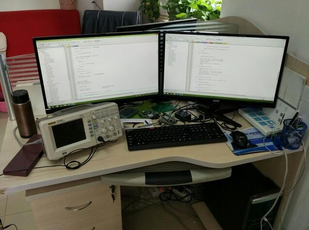 程序员的办公桌大概长这样!你的办公桌是怎样的?2