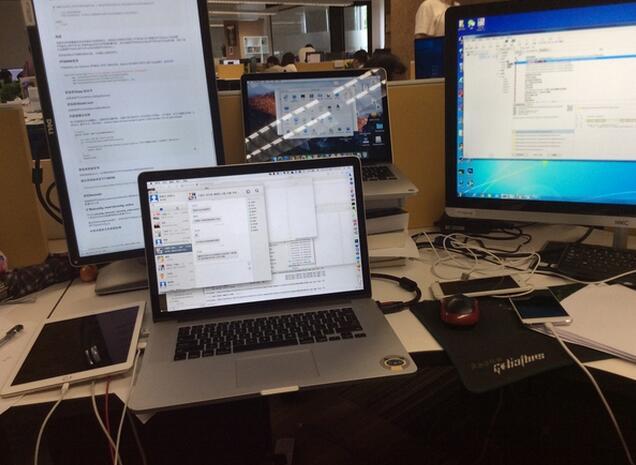 程序员的办公桌大概长这样!你的办公桌是怎样的?3