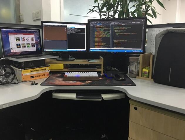 程序员的办公桌大概长这样!你的办公桌是怎样的?6