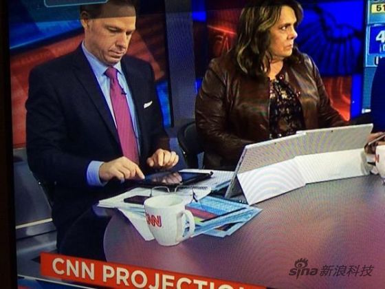 囧新闻：CNN评论员将微软平板当作iPad支架