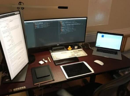 图0：程序员办公桌都是这么霸气的吗？扫码改需求?